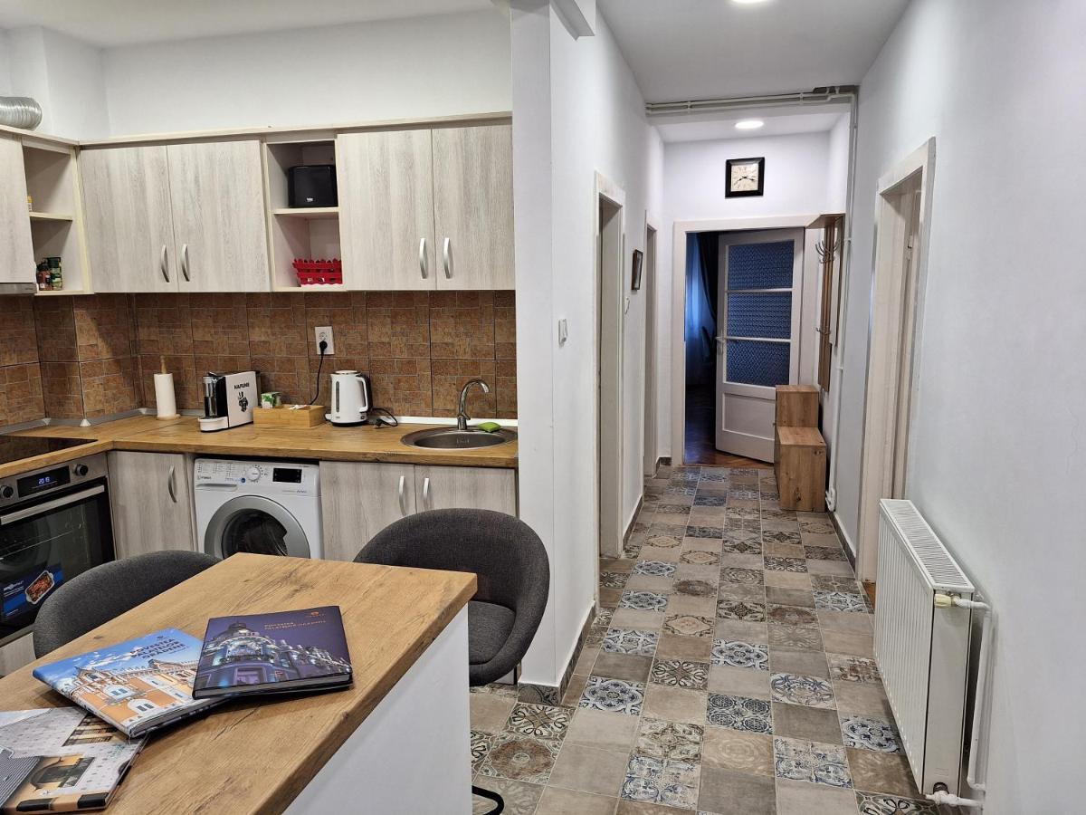 Black Eagle Central Unirii Square, 2 King Size Bedrooms, Free Private Parking Oradea Exterior foto