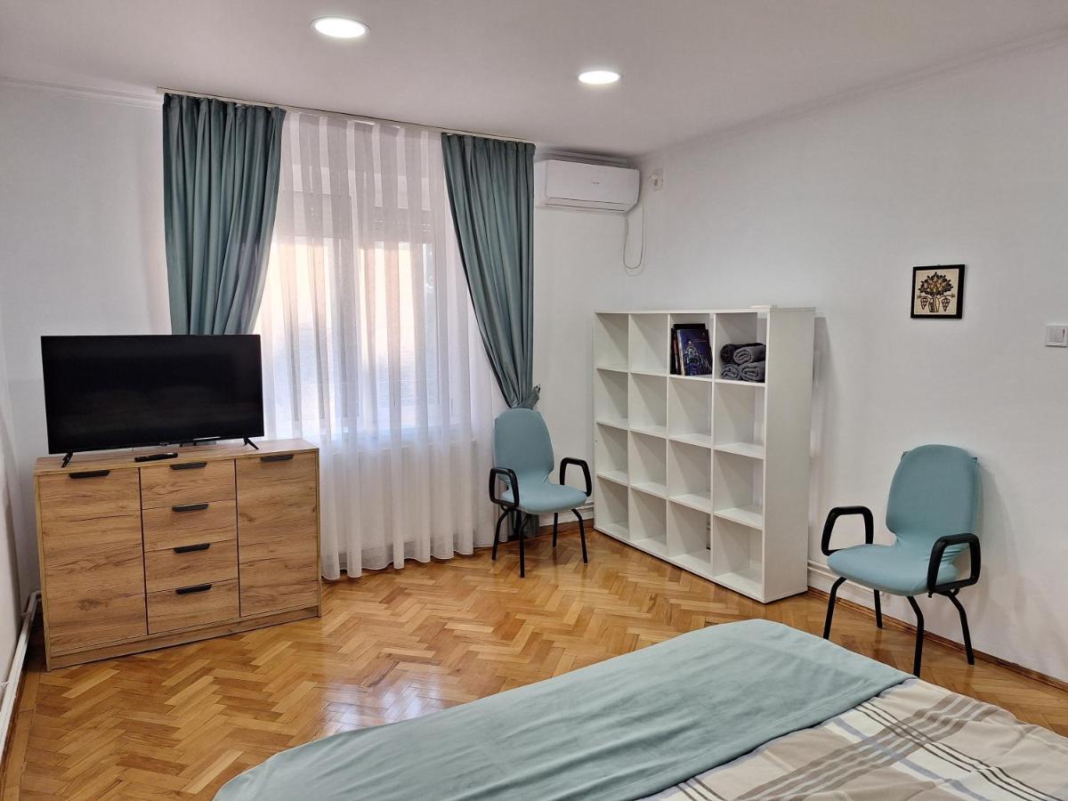 Black Eagle Central Unirii Square, 2 King Size Bedrooms, Free Private Parking Oradea Exterior foto