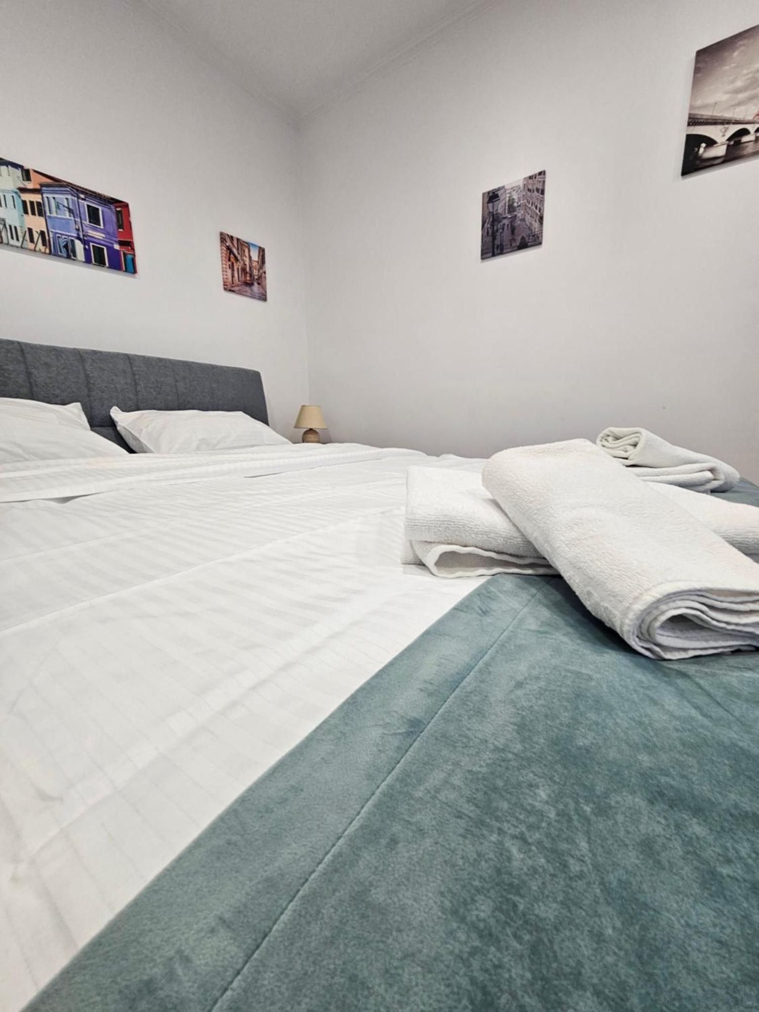 Black Eagle Central Unirii Square, 2 King Size Bedrooms, Free Private Parking Oradea Exterior foto